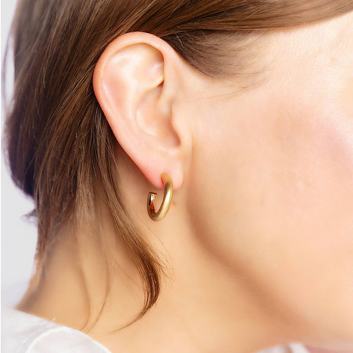 Célia Hoop Earrings in Satin Gold